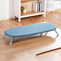 Une planche de table associe une partie textile en coton a une structure pliante