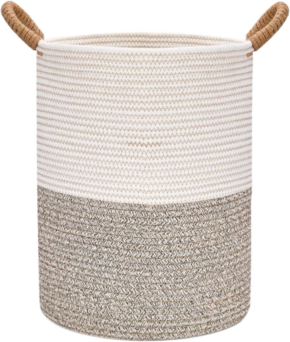 Ce panier a linge integre une poignee de prise en main